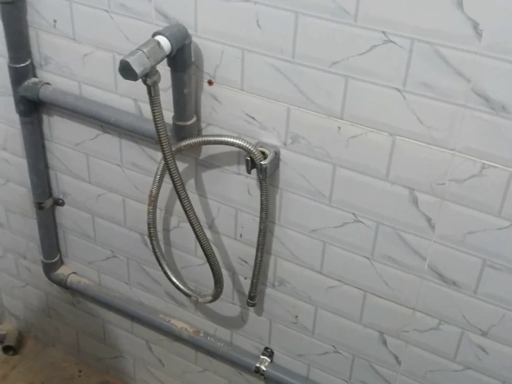 Laluan bypass paip bilik air oleh Hazrin Plumber & Renovation Services