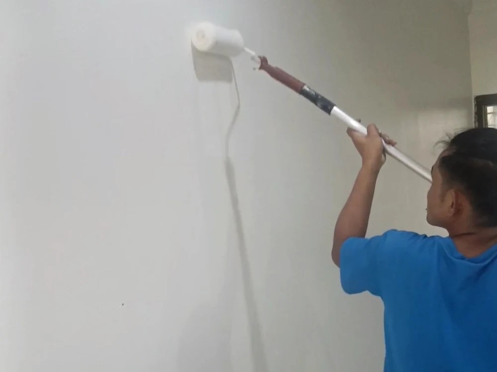 Kerja mengecat dinding rumah oleh Hazrin Plumber & Renovation Services