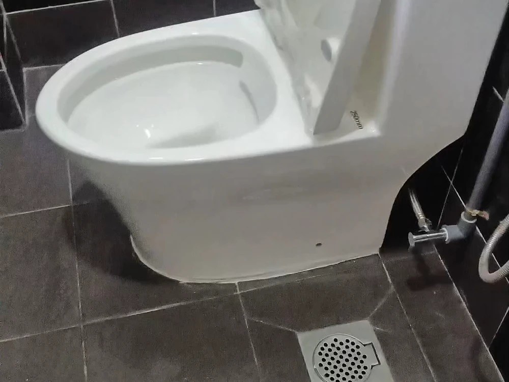 Hasil pemasangan tandas duduk oleh Hazrin Plumber & Renovation Services