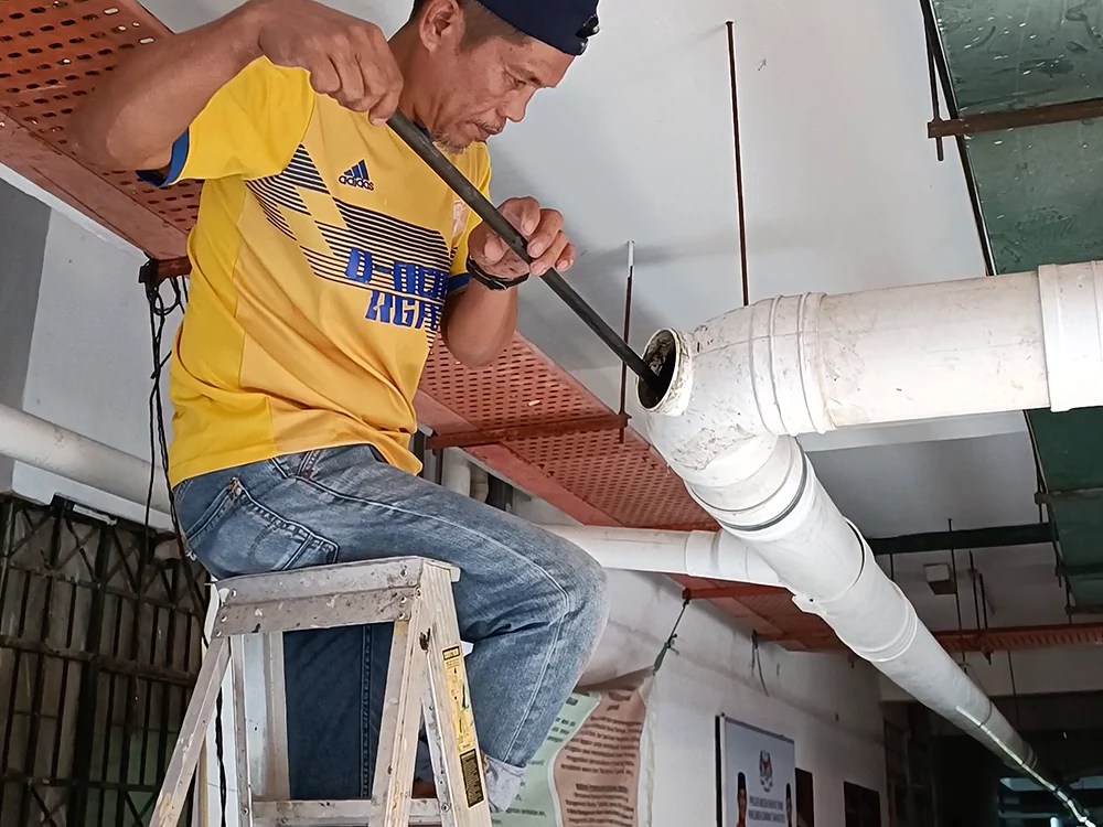 Kerja membersihkan saluran paip sisa menggunakan rod oleh Hazrin Plumber & Renovation Services