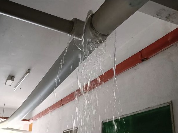 Air bocor pada sambungan paip dalam rakaman kerja Hazrin