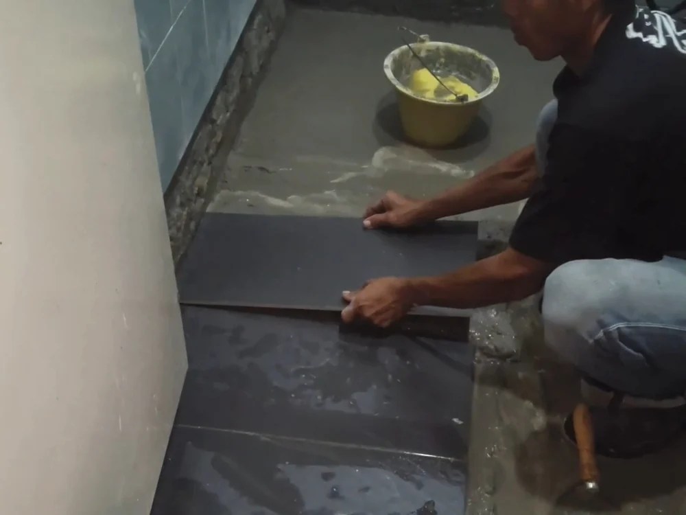 Kerja pemasangan jubin lantai oleh Hazrin Plumber & Renovation Services