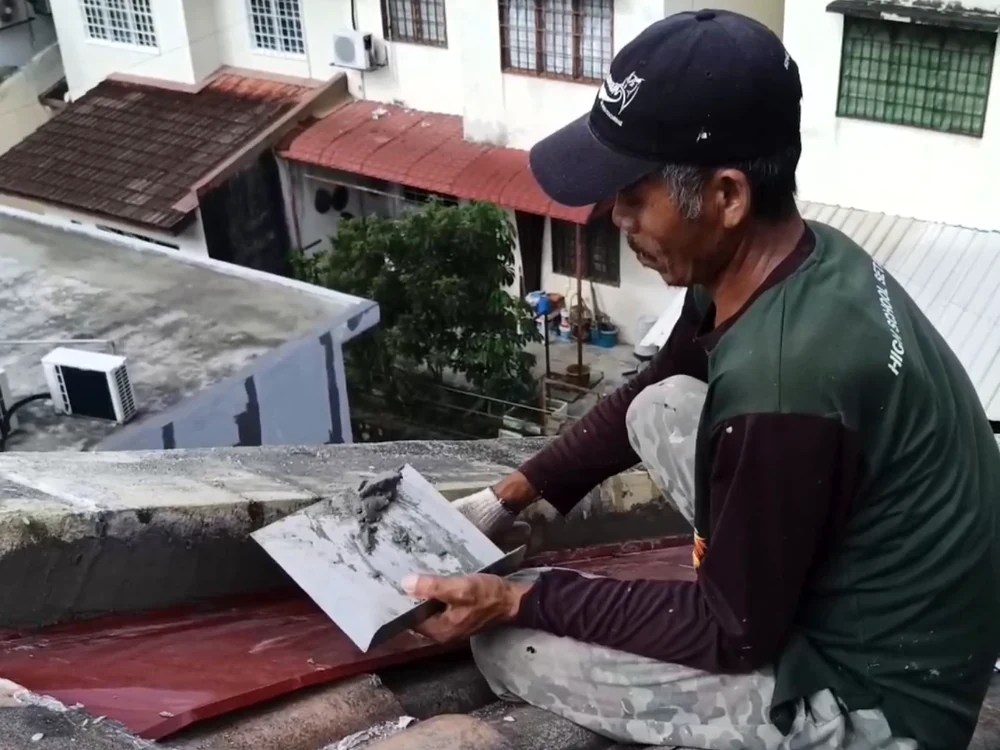 Pembaikan sambungan flashing bumbung oleh Hazrin Plumber & Renovation Services