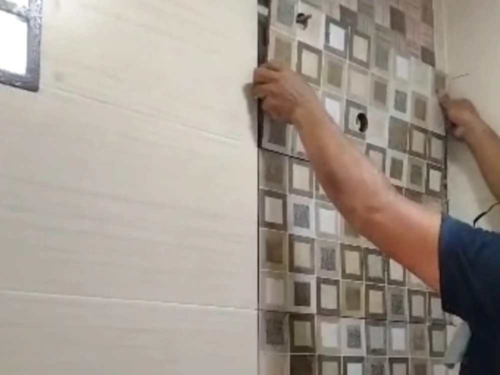Proses pemasangan jubin dinding oleh Hazrin Plumber & Renovation Services