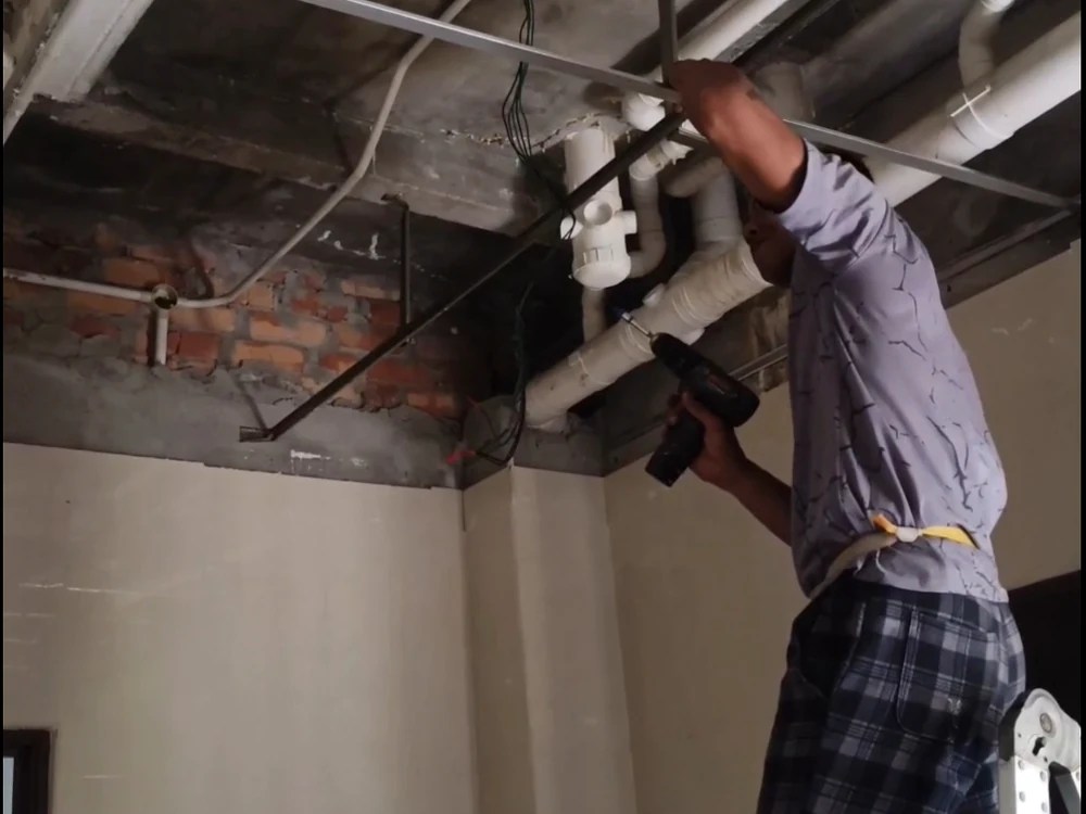 Proses pemasangan rangka siling gantung oleh Hazrin Plumber & Renovation Services