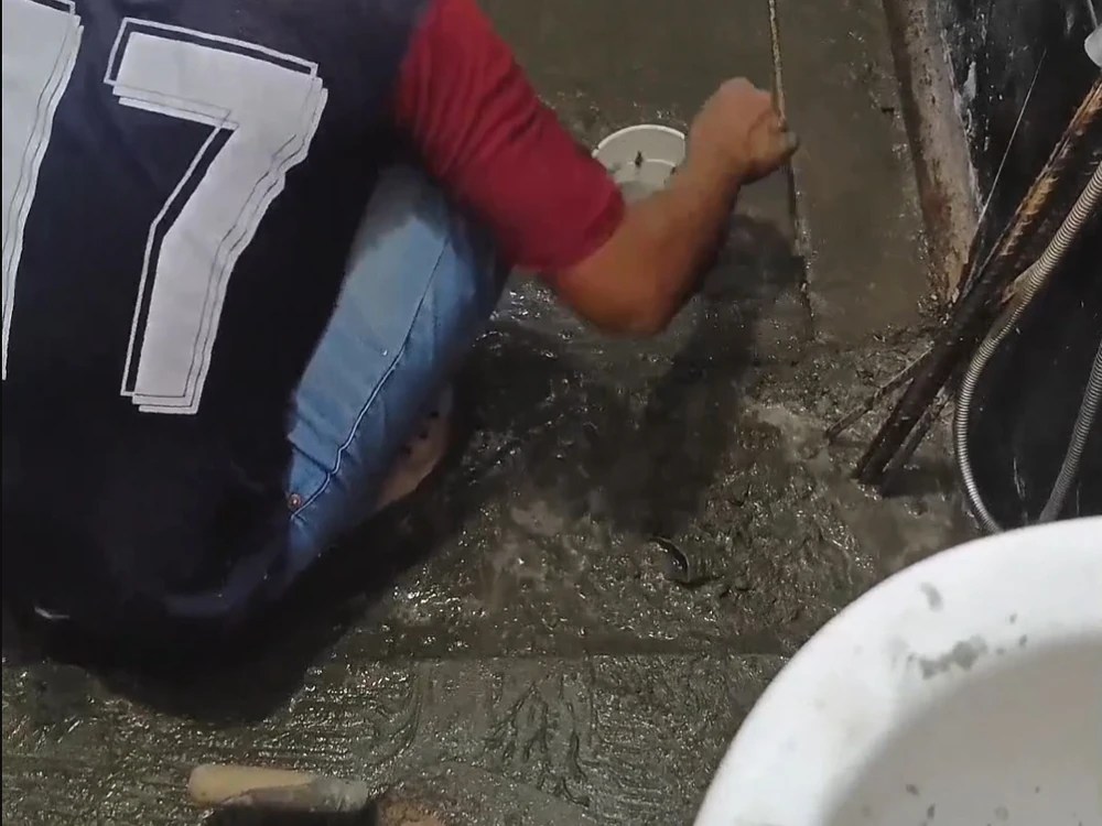 Proses render lantai dan persediaan outlet untuk pemasangan tandas duduk oleh Hazrin Plumber & Renovation Services