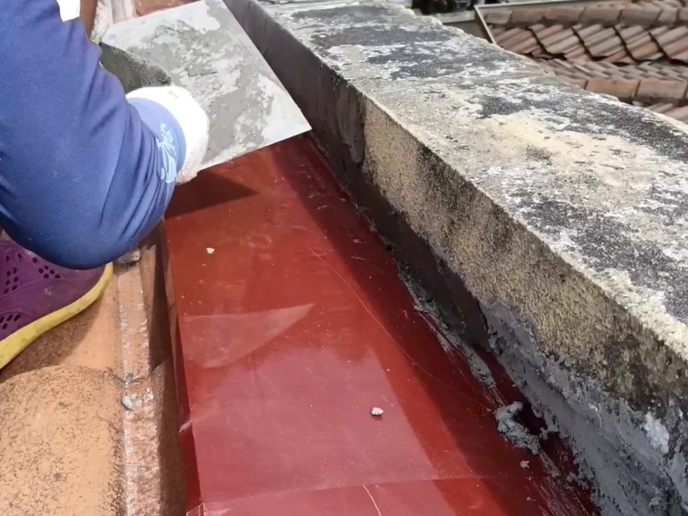 Proses pembaikan sambungan flashing bumbung oleh Hazrin Plumber & Renovation Services