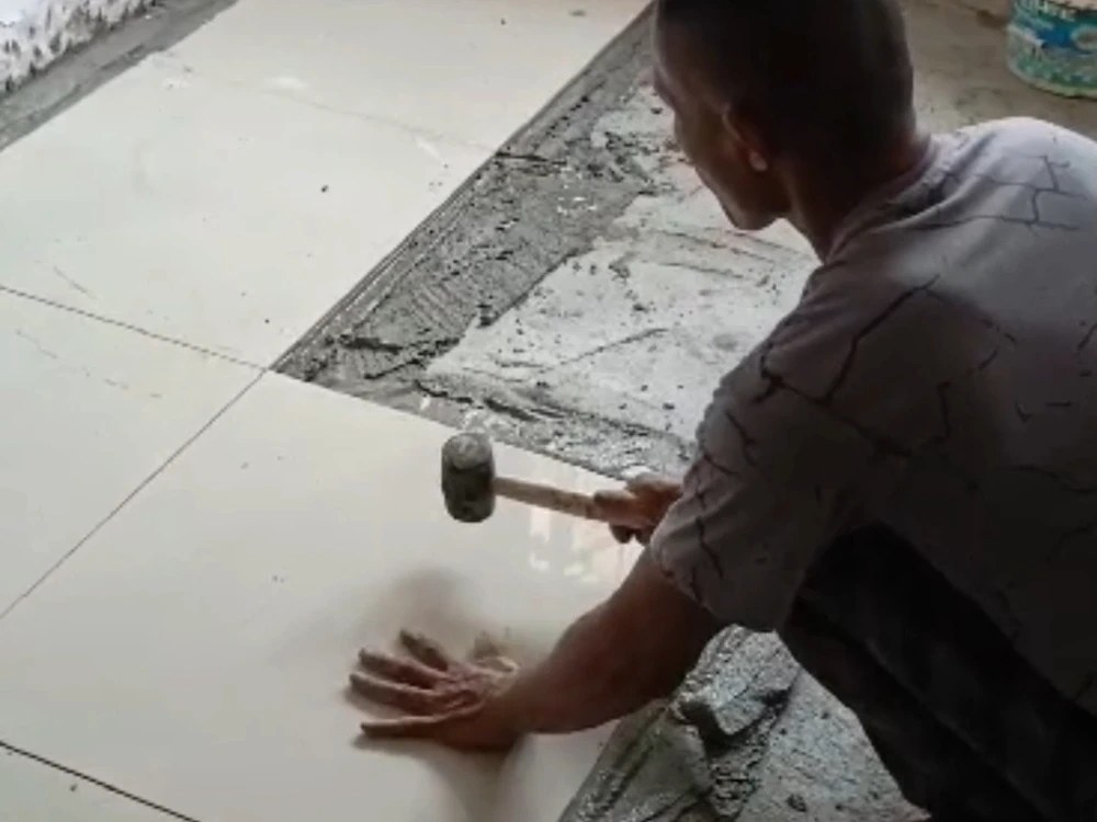 Pemasangan jubin lantai oleh Hazrin Plumber & Renovation Services