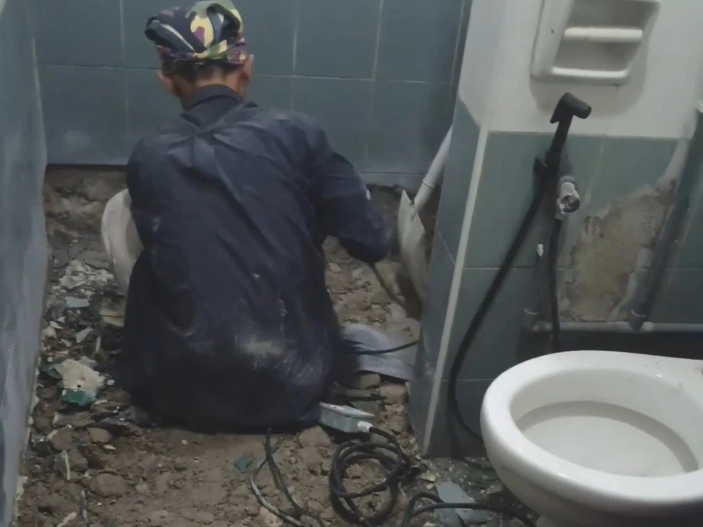 Proses hacking lantai semasa kerja ubah suai bilik air oleh Hazrin Plumber & Renovation Services