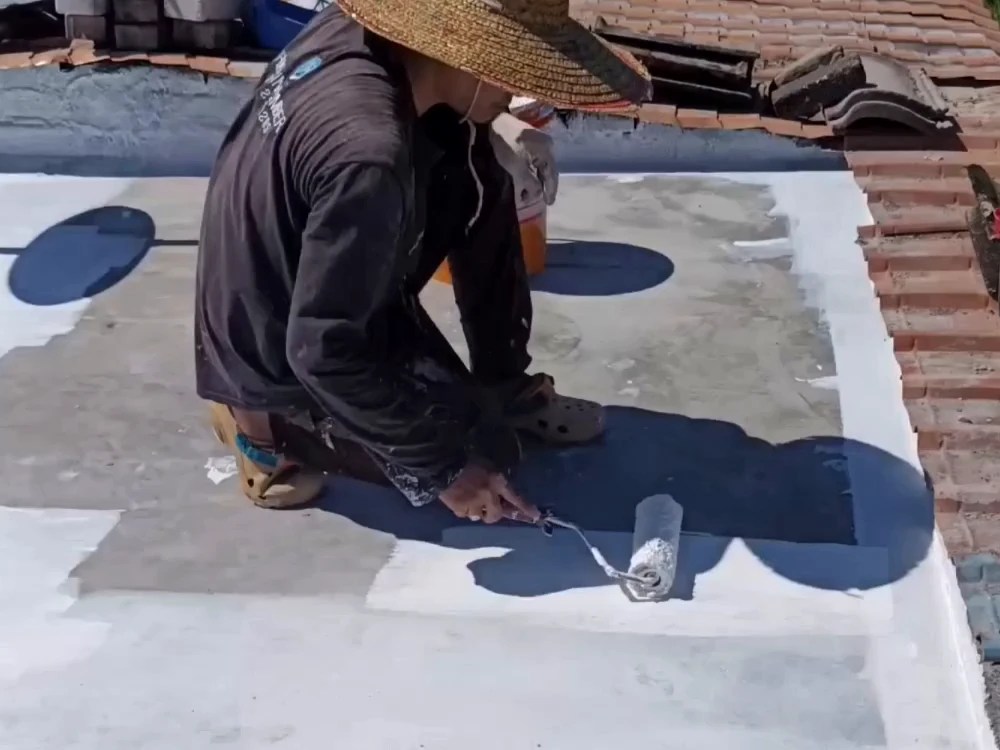 Kerja sapuan lapisan kalis air pada permukaan slab konkrit